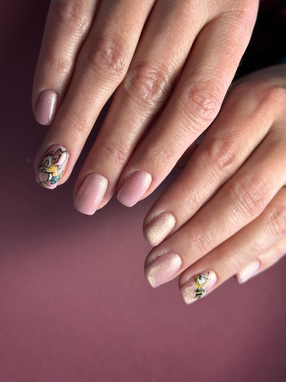Nail art faon et abeille