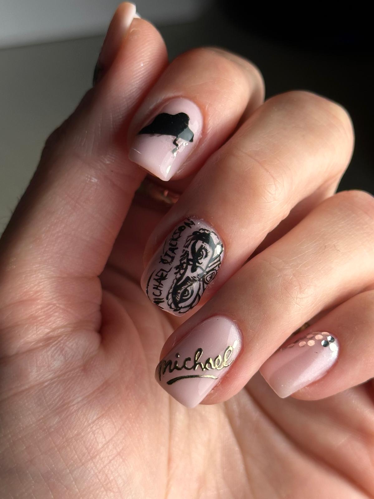 Portrait dessiné sur ongle