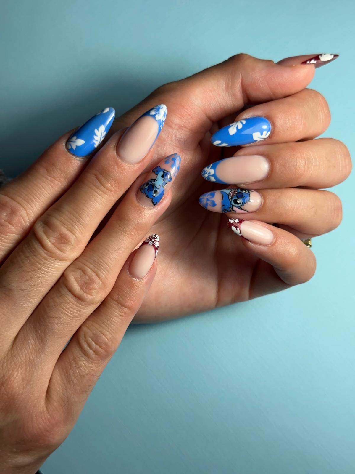 Nail art Stitch & fleurs bleues