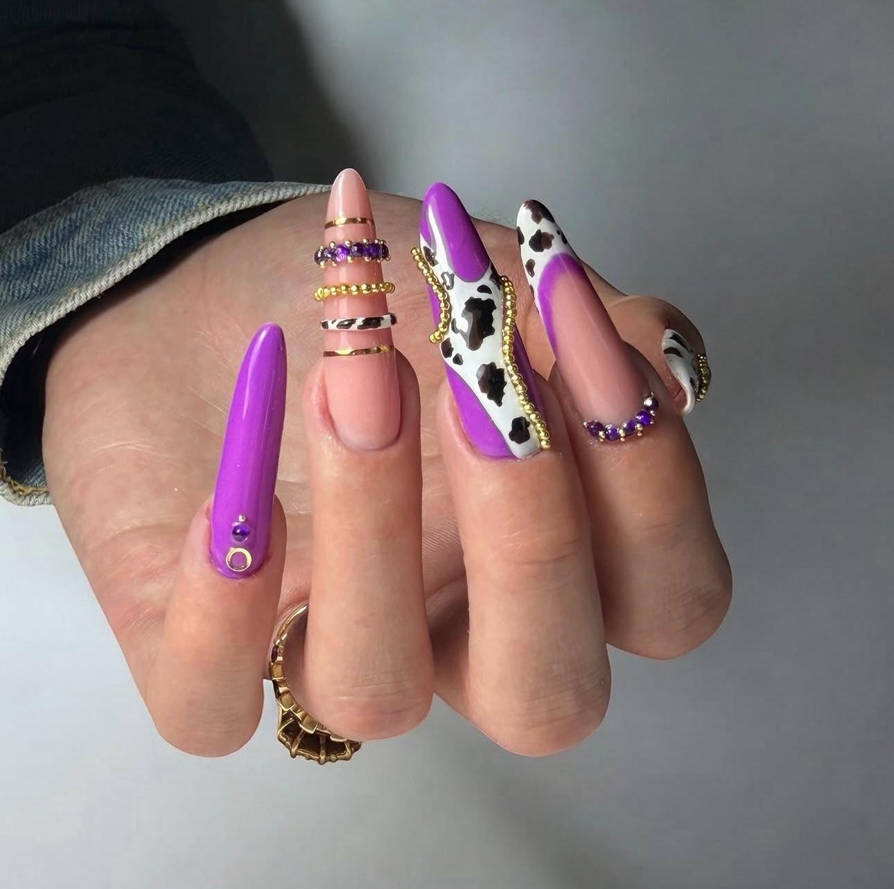 Nail art violet & imprimé, strass améthyste